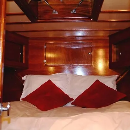 Hotel en barco La Ornella - Location Bateau A Quai De Thierry Bourgait