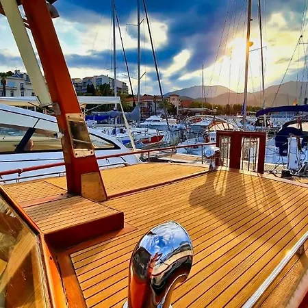Bateau-hôtel La Ornella - Location Bateau à Quai De Thierry Bourgait Banyuls-sur-Mer